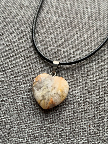 Collier breloque coeur en pierre sur corde de cuir noir Comme un ange