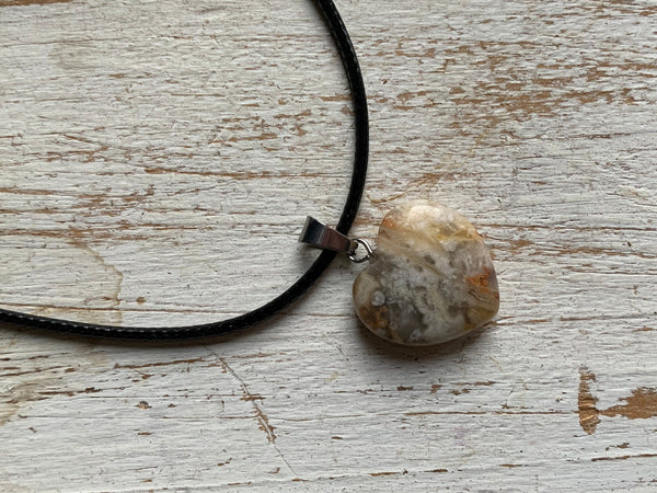 Collier breloque coeur en pierre sur corde de cuir noir Comme un ange