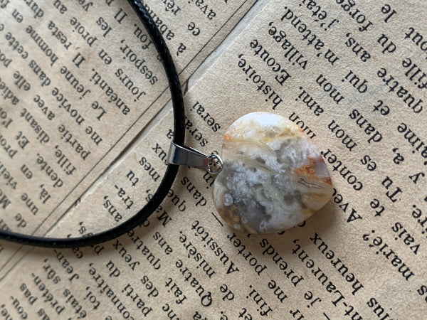 Collier breloque coeur en pierre sur corde de cuir noir Comme un ange