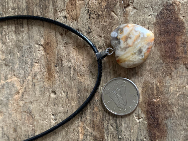 Collier breloque coeur en pierre sur corde de cuir noir Comme un ange