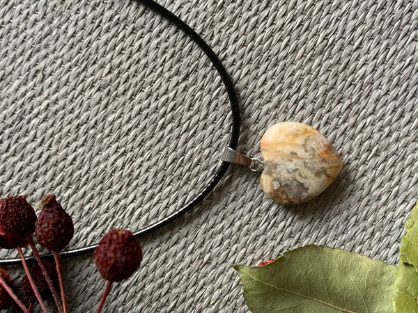 Collier breloque coeur en pierre sur corde de cuir noir Comme un ange