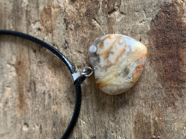 Collier breloque coeur en pierre sur corde de cuir noir Comme un ange