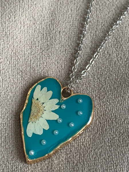 Collier breloque coeur en résine fleur de marguerite turquoise Comme un ange