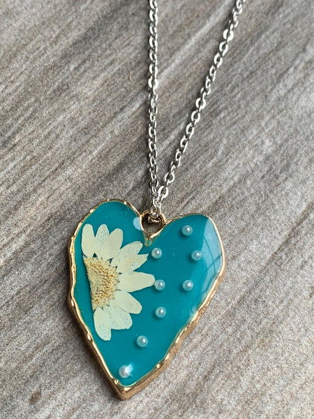 Collier breloque coeur en résine fleur de marguerite turquoise Comme un ange