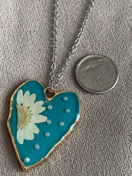 Collier breloque coeur en résine fleur de marguerite turquoise Comme un ange