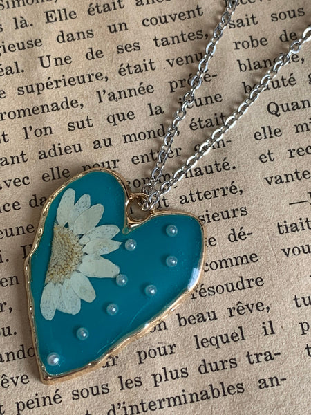 Collier breloque coeur en résine fleur de marguerite turquoise Comme un ange