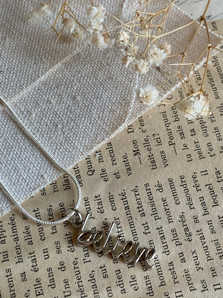 Collier corde blanche breloque belive Comme un ange