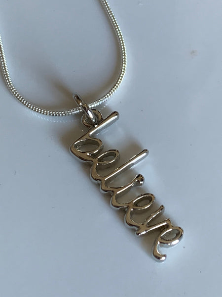 Collier corde blanche breloque belive Comme un ange