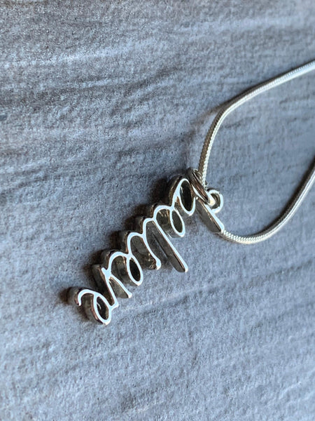 Collier corde blanche breloque belive Comme un ange