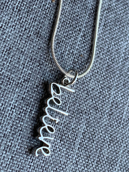 Collier corde blanche breloque belive Comme un ange