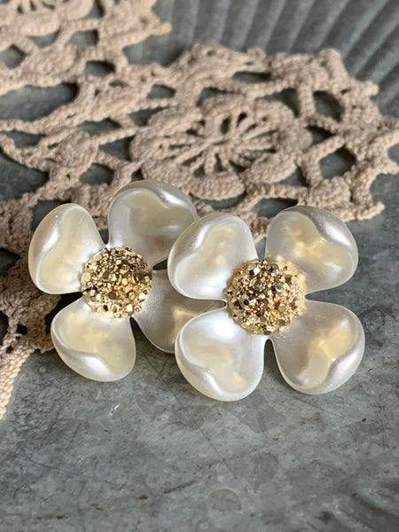 Boucles d’oreilles fleurs blanches et or Comme un ange