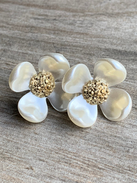 Boucles d’oreilles fleurs blanches et or Comme un ange
