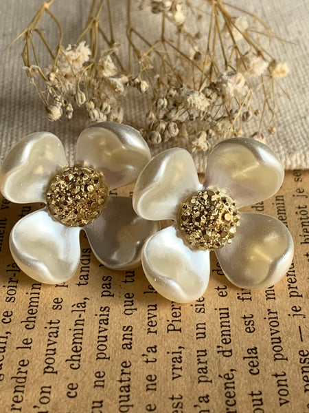 Boucles d’oreilles fleurs blanches et or Comme un ange