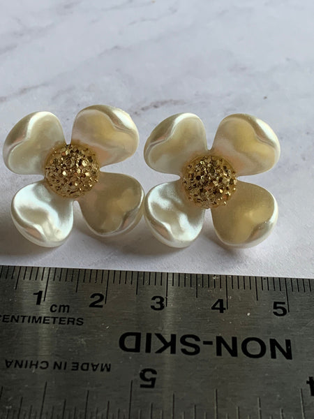 Boucles d’oreilles fleurs blanches et or Comme un ange