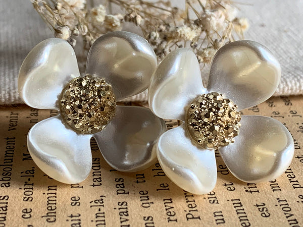 Boucles d’oreilles fleurs blanches et or Comme un ange