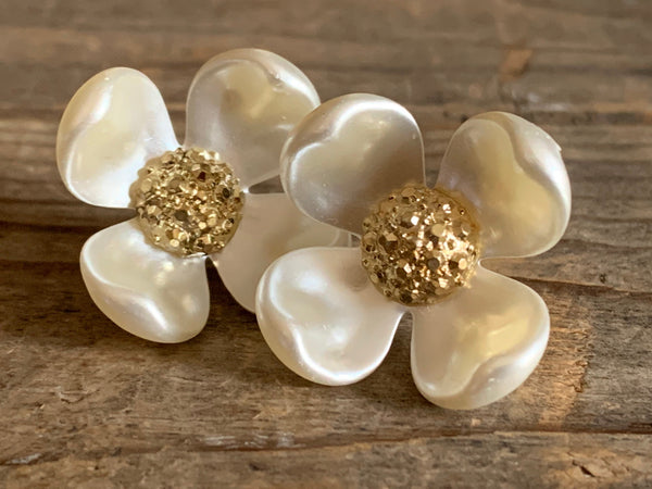 Boucles d’oreilles fleurs blanches et or Comme un ange