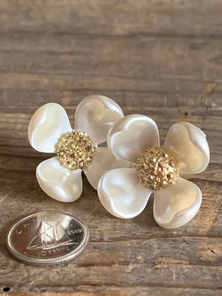 Boucles d’oreilles fleurs blanches et or Comme un ange