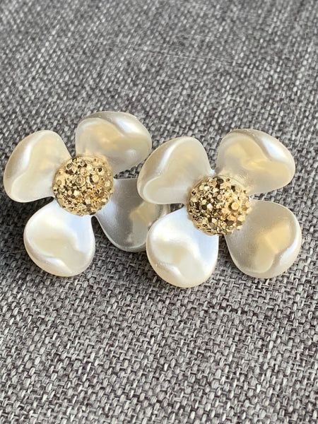 Boucles d’oreilles fleurs blanches et or Comme un ange