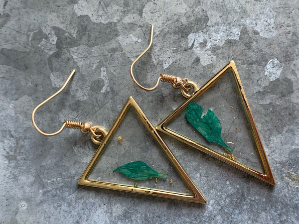 Boucles oreilles géométrique triangle et petite feuille verte Comme un ange