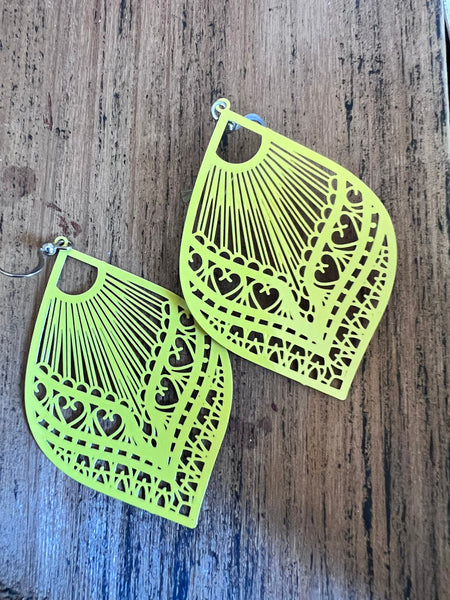 Boucles d’oreilles feuilles jaunes petits cœurs dentelles Comme un ange