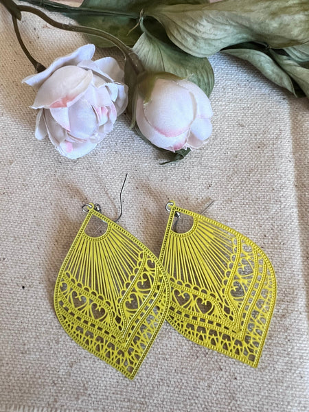 Boucles d’oreilles feuilles jaunes petits cœurs dentelles Comme un ange