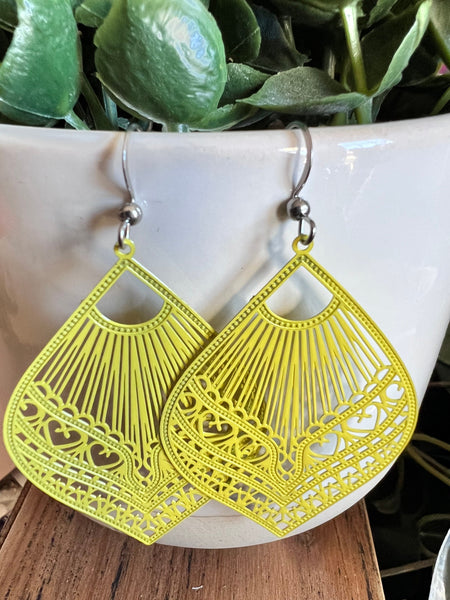 Boucles d’oreilles feuilles jaunes petits cœurs dentelles Comme un ange