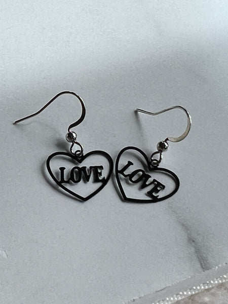 Boucles oreilles coeurs love noires Comme un ange