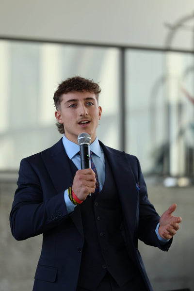 CONFÉRENCE ANYTHING IS POSSIBLE Les leçons d'un triathlète de 18 ans pour transformer ses rêves en réalité Comme un ange