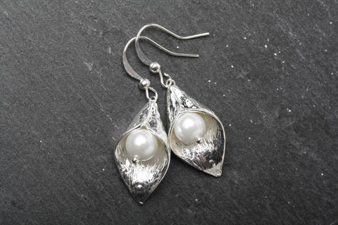 Boucles d'oreilles fleur de lys, Boucles d'oreilles calla argent et perle blanche, Boucles d'oreilles délicates, bijoux calla, cadeau Comme un ange