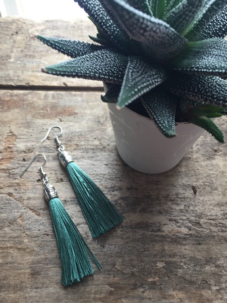 Boucles d’oreilles alliage de métaux argent et fils turquoises Comme un ange