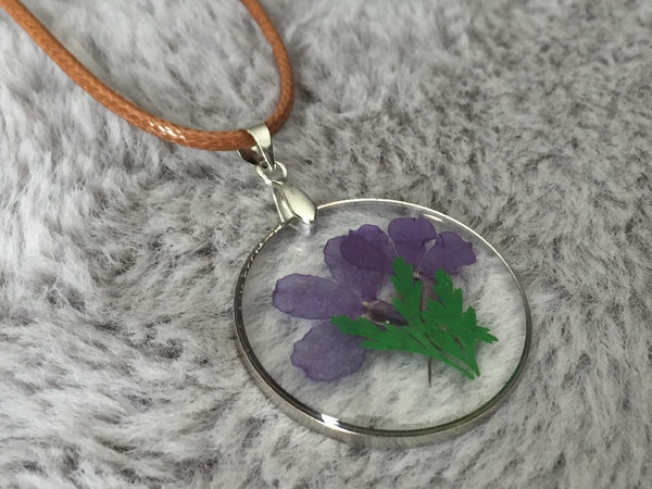 Collier breloque de résine transparente avec fleurs sur corde de cuir brune Comme un ange