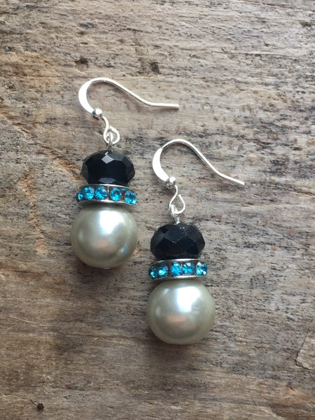 Boucles d’oreilles chic perles blanches et  noires Comme un ange