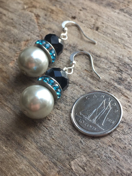 Boucles d’oreilles chic perles blanches et  noires Comme un ange