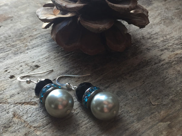Boucles d’oreilles chic perles blanches et  noires Comme un ange