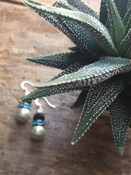Boucles d’oreilles chic perles blanches et  noires Comme un ange