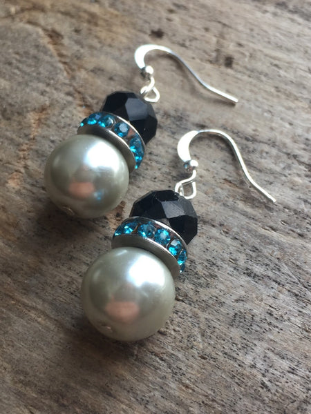 Boucles d’oreilles chic perles blanches et  noires Comme un ange
