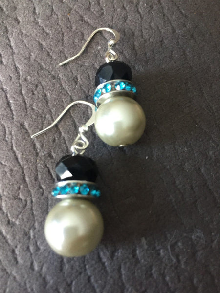 Boucles d’oreilles chic perles blanches et  noires Comme un ange