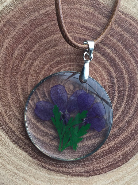 Collier breloque de résine transparente avec fleurs sur corde de cuir brune Comme un ange
