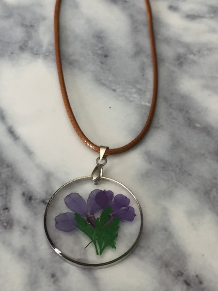 Collier breloque de résine transparente avec fleurs sur corde de cuir brune Comme un ange