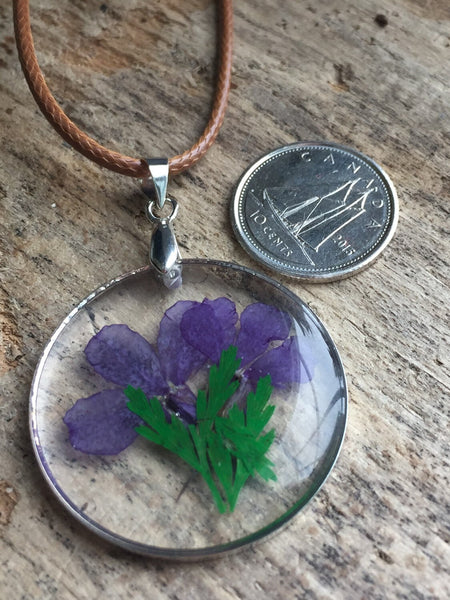 Collier breloque de résine transparente avec fleurs sur corde de cuir brune Comme un ange