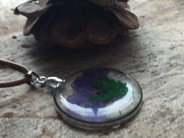 Collier breloque de résine transparente avec fleurs sur corde de cuir brune Comme un ange