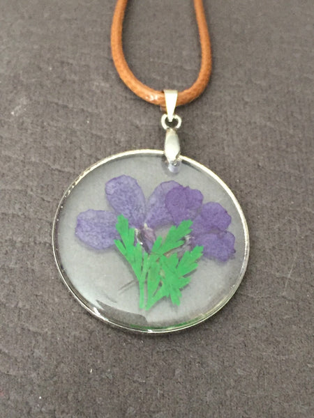 Collier breloque de résine transparente avec fleurs sur corde de cuir brune Comme un ange
