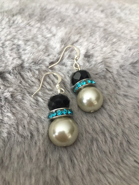 Boucles d’oreilles chic perles blanches et  noires Comme un ange