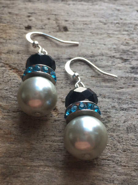 Boucles d’oreilles chic perles blanches et  noires Comme un ange