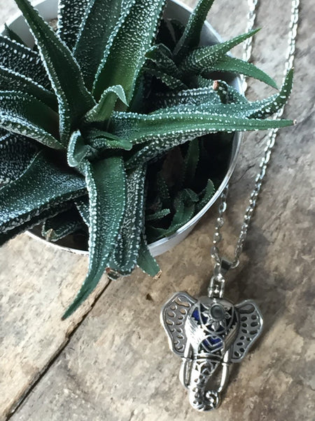 Breloque elephant charm necklace diffuseur, Collier d'aromathérapie, huile essentielle, aromatherapy necklace, lava beads Comme un ange