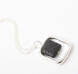 Collier pierre de lave aromathérapie Comme un ange