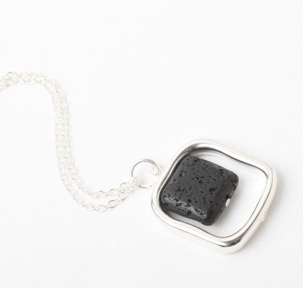 Collier pierre de lave aromathérapie Comme un ange
