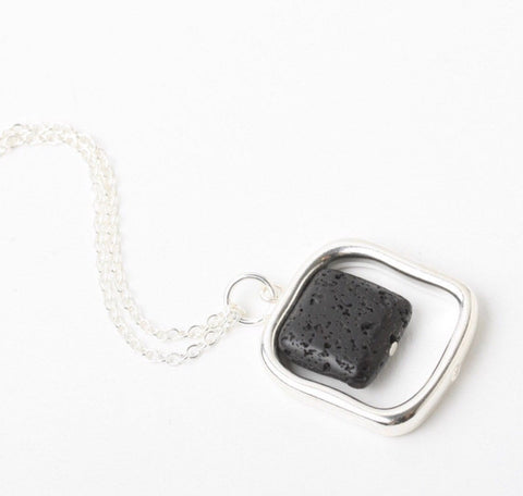 Collier pierre de lave aromathérapie Comme un ange