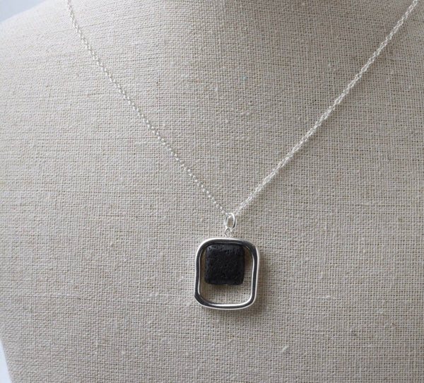 Collier pierre de lave aromathérapie Comme un ange