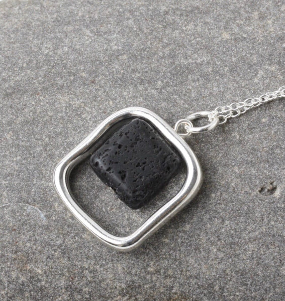 Collier pierre de lave aromathérapie Comme un ange